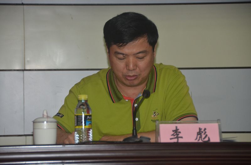 图2:院党组成员,政治部主任李彪主持讲座