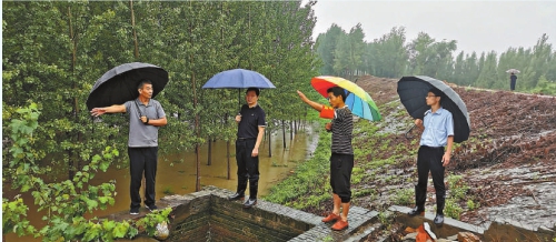 浚县检察院检察官来到该院分包的小河镇崔堡区柴湾村等地督查防汛工作