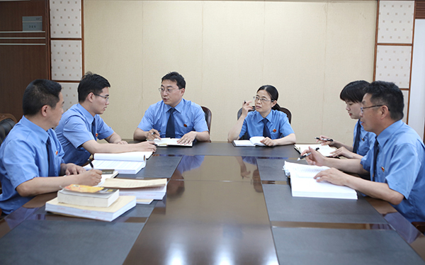 江苏省常州市武进区人民检察院召开检察官联席会议讨论案件争议问题.