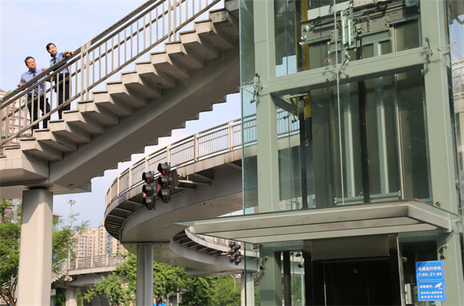 重庆江北区检察建议推动过街天桥安上无障碍电梯