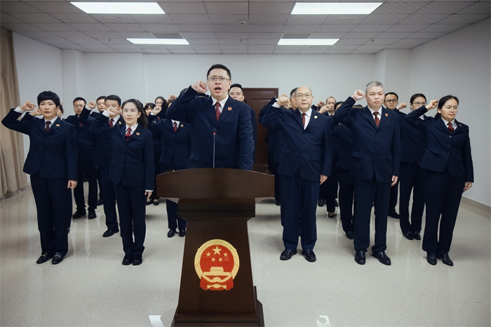 12.4集体宣誓.jpg 12.4集体宣誓.jpg