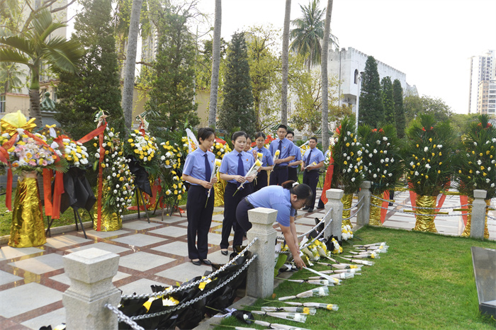 4月3日“缅怀先烈守初心 赓续血脉担检责”—海口市检察院开展清明祭扫主题活动 (5).jpg 4月3日“缅怀先烈守初心 赓续血脉担检责”—海口市检察院开展清明祭扫主题活动 (5).jpg