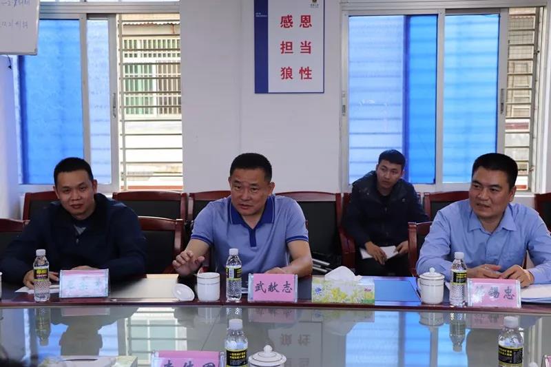 临高县委常委,县公安局局长武献志(中)发言