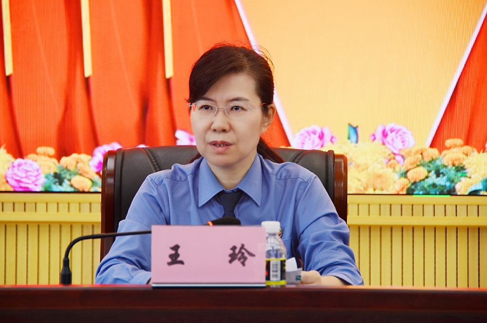 会议由党组成员,副检察长邓瑞文主持.