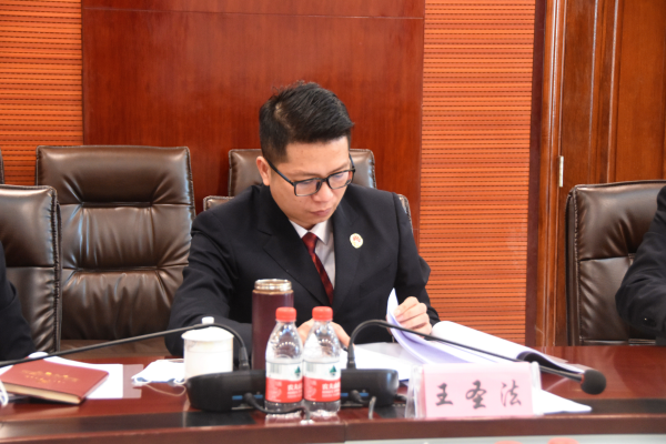 王汉开展自我批评随后,陈玉林带头开展自我批评,紧紧围绕此次民主生活