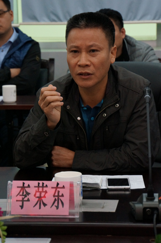 图七:县环保局副局长李荣东提出问题和发表意见
